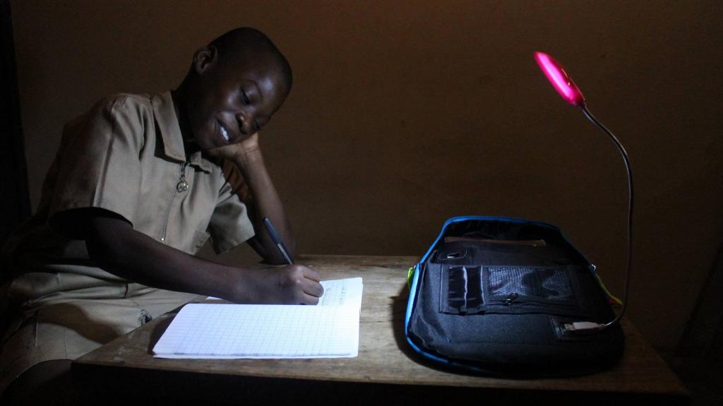 Un enfant ivoirien utilise le cartable solaire