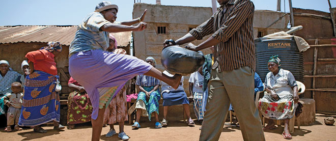 Des mamies apprennent les arts martiaux