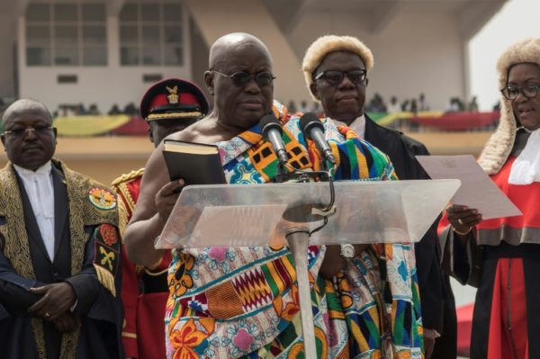 © AFP CRISTINA ALDEHUELA Le président du Ghana Nana Akufo-Addo prête serment lors de son investiture le 7 janvier 2017 à Accra