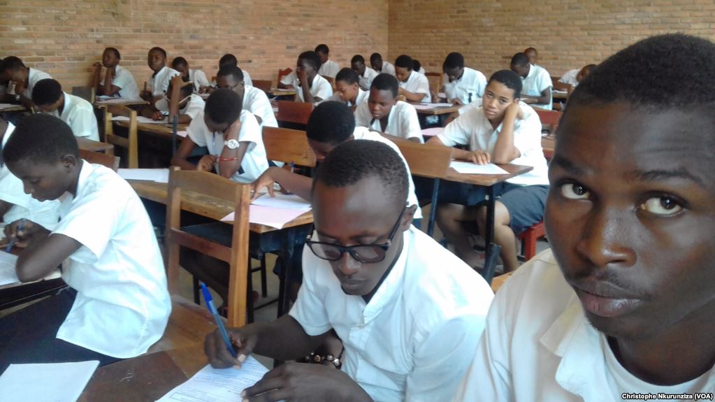 Elèves du secondaire lors des examens, à Bujumbura, au Burundi