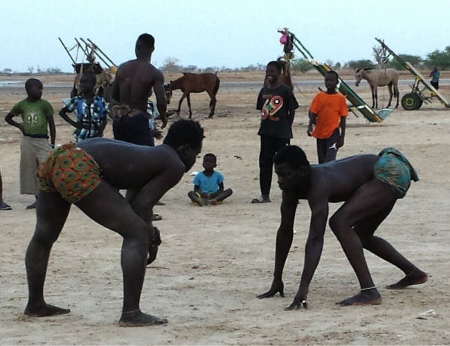 Spectacle de lutte sérère sur la plage de Belham