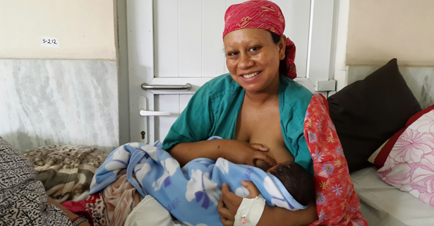 Une femme allaitant son bébé