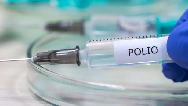 fond de seringue de vaccination contre la polio