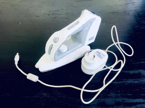 RDC-Un-jeune-fabrique-un-fer-à-repasser-rechargeable-1