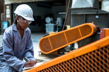 Un travailleur vérifie les relevés d’un système de gestion de l’énergie (Afrique du Sud). Photo : National Cleaner Production Centre South Africa.