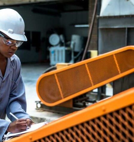 Un travailleur vérifie les relevés d’un système de gestion de l’énergie (Afrique du Sud). Photo : National Cleaner Production Centre South Africa.
