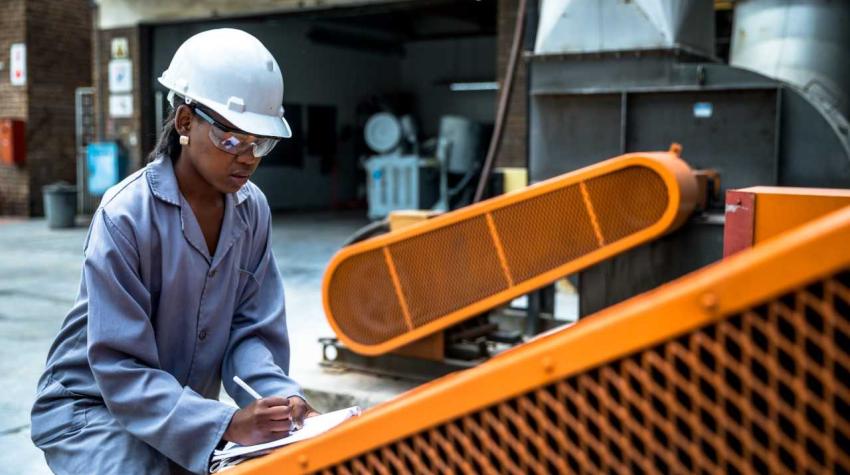 Un travailleur vérifie les relevés d’un système de gestion de l’énergie (Afrique du Sud). Photo : National Cleaner Production Centre South Africa.