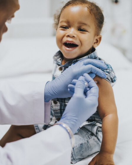 Un enfant se faisant vacciner