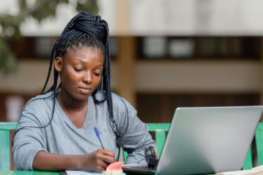 Une femme en apprentissage numérique