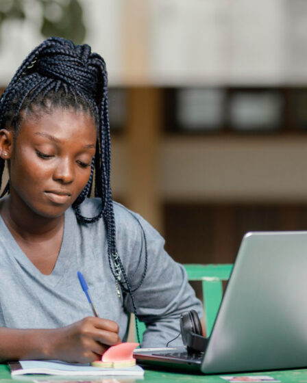 Une femme en apprentissage numérique