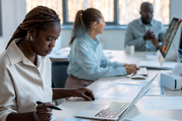 Des jeunes d'une entreprise startup crédit photo: @gstudio