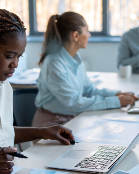 Des jeunes d'une entreprise startup crédit photo: @gstudio