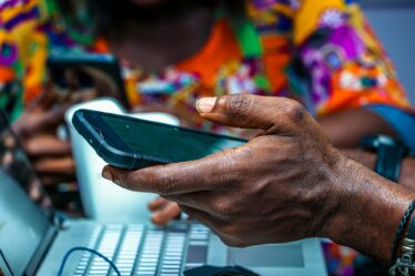 La connectivité mobile en Afrique crédit photo: @Olumide Bamgbelu sur Unsplash