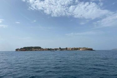 Vue de l’île de Gorée au Sénégal, avec bâtiments coloniaux en bord de mer, patrimoine mondial UNESCO