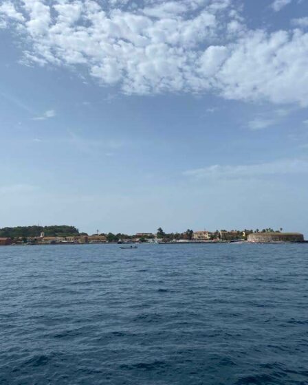 Vue de l’île de Gorée au Sénégal, avec bâtiments coloniaux en bord de mer, patrimoine mondial UNESCO