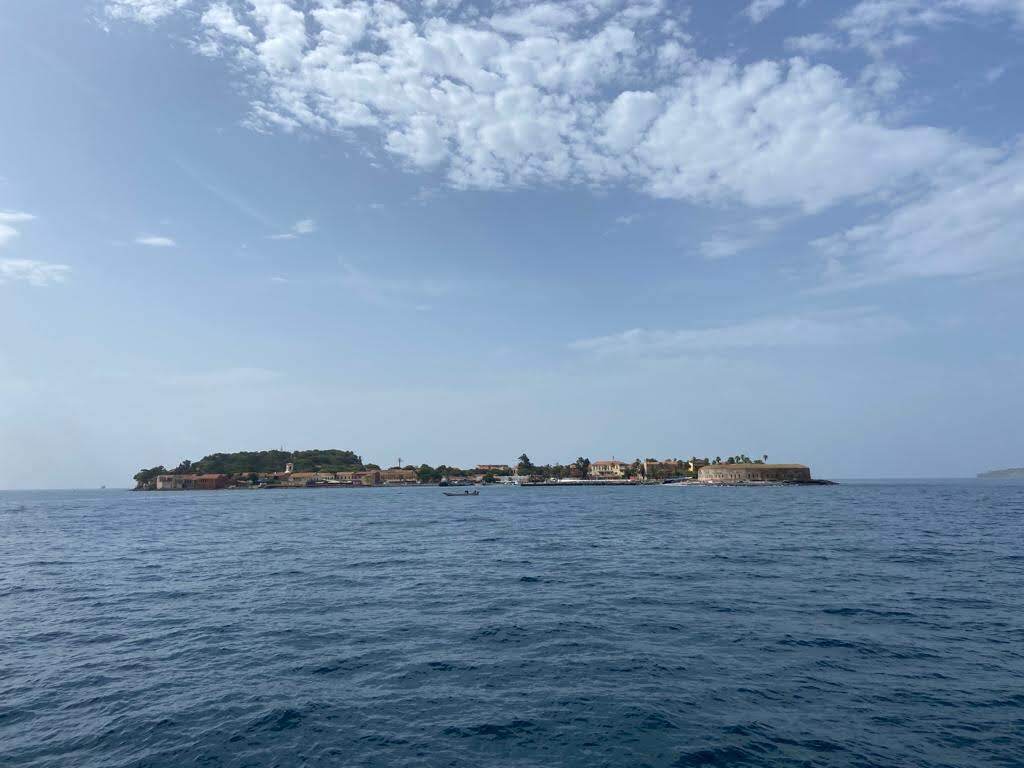 Vue de l’île de Gorée au Sénégal, avec bâtiments coloniaux en bord de mer, patrimoine mondial UNESCO