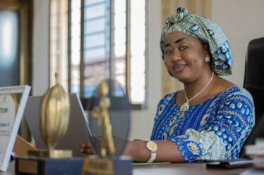 Femmes de la coopérative CAYAT triant des fèves de cacao en Côte d'Ivoire