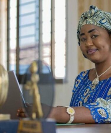 Femmes de la coopérative CAYAT triant des fèves de cacao en Côte d'Ivoire