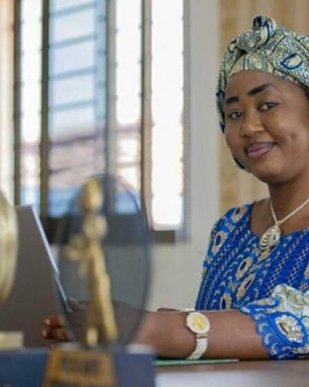 Femmes de la coopérative CAYAT triant des fèves de cacao en Côte d'Ivoire