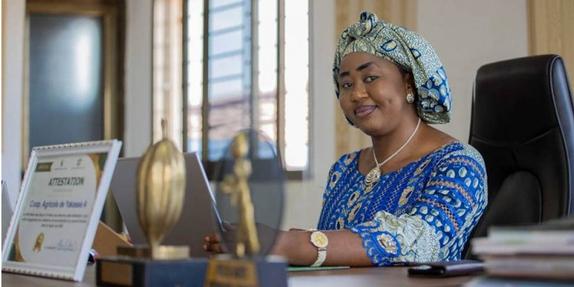 Femmes de la coopérative CAYAT triant des fèves de cacao en Côte d'Ivoire
