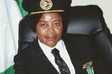 Chinyere Kalu, pilote nigériane, en uniforme de commandante British Airways