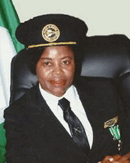 Chinyere Kalu, pilote nigériane, en uniforme de commandante British Airways