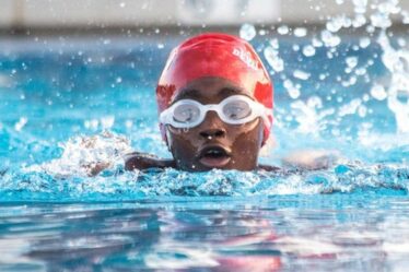 Enfants africains apprenant les bases de la sécurité aquatique pour prévenir la noyade