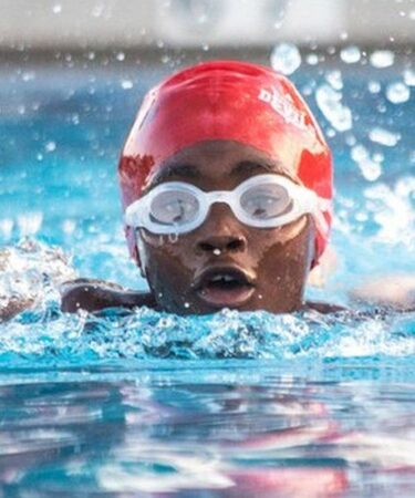 Enfants africains apprenant les bases de la sécurité aquatique pour prévenir la noyade