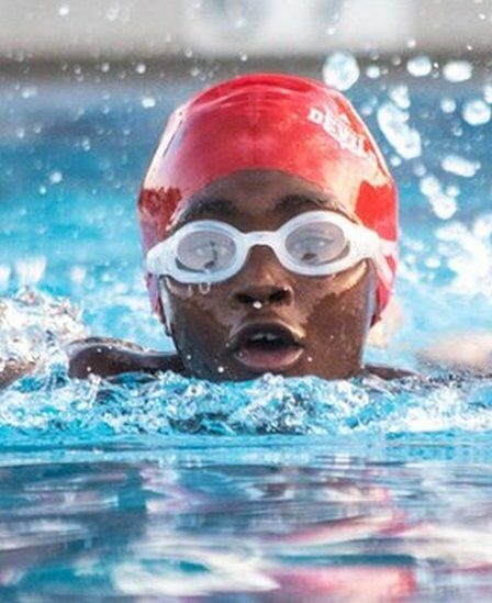 Enfants africains apprenant les bases de la sécurité aquatique pour prévenir la noyade