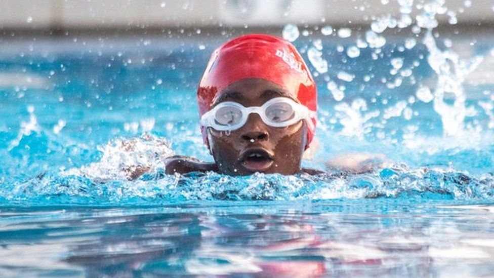 Enfants africains apprenant les bases de la sécurité aquatique pour prévenir la noyade