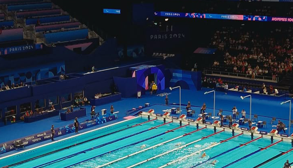 Kaya Tutu, jeune nageur ghanéen de 16 ans, s'entraînant dans le bassin du complexe sportif d'Accra