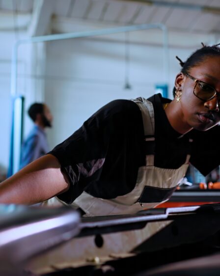 Femme mécanicienne effectuant la maintenance d'un avion dans un hangar en Afrique