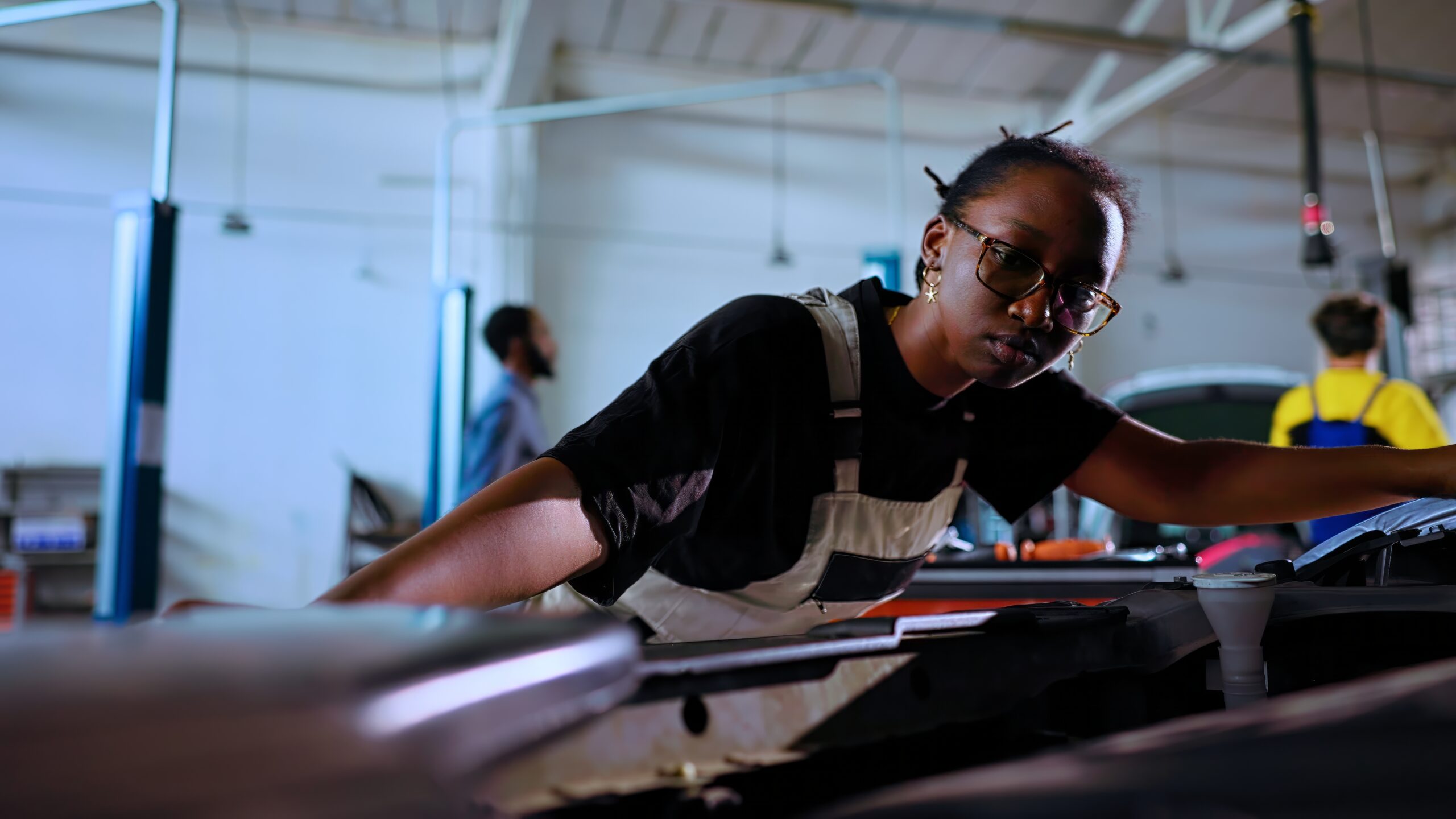 Femme mécanicienne effectuant la maintenance d'un avion dans un hangar en Afrique